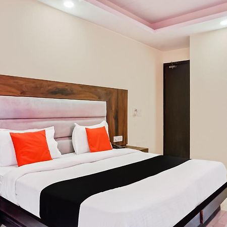 Capital O Hotel Jeyan Inn Near Gurudwara Shri Bangla Sahib Delhi  Exteriör bild
