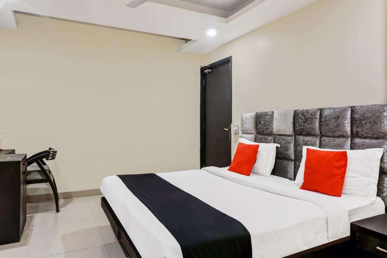 Capital O Hotel Jeyan Inn Near Gurudwara Shri Bangla Sahib Delhi  Exteriör bild