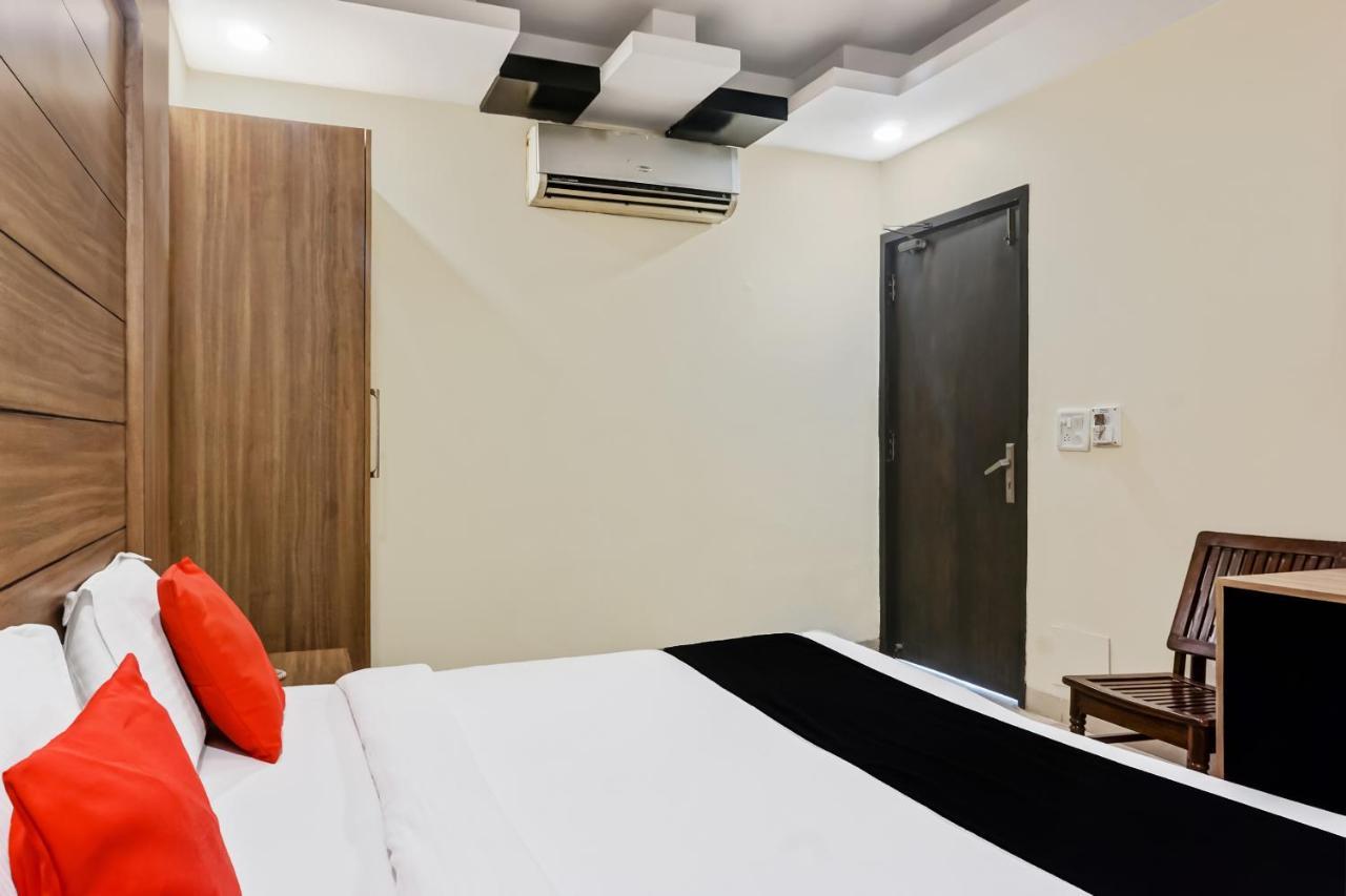 Capital O Hotel Jeyan Inn Near Gurudwara Shri Bangla Sahib Delhi  Exteriör bild