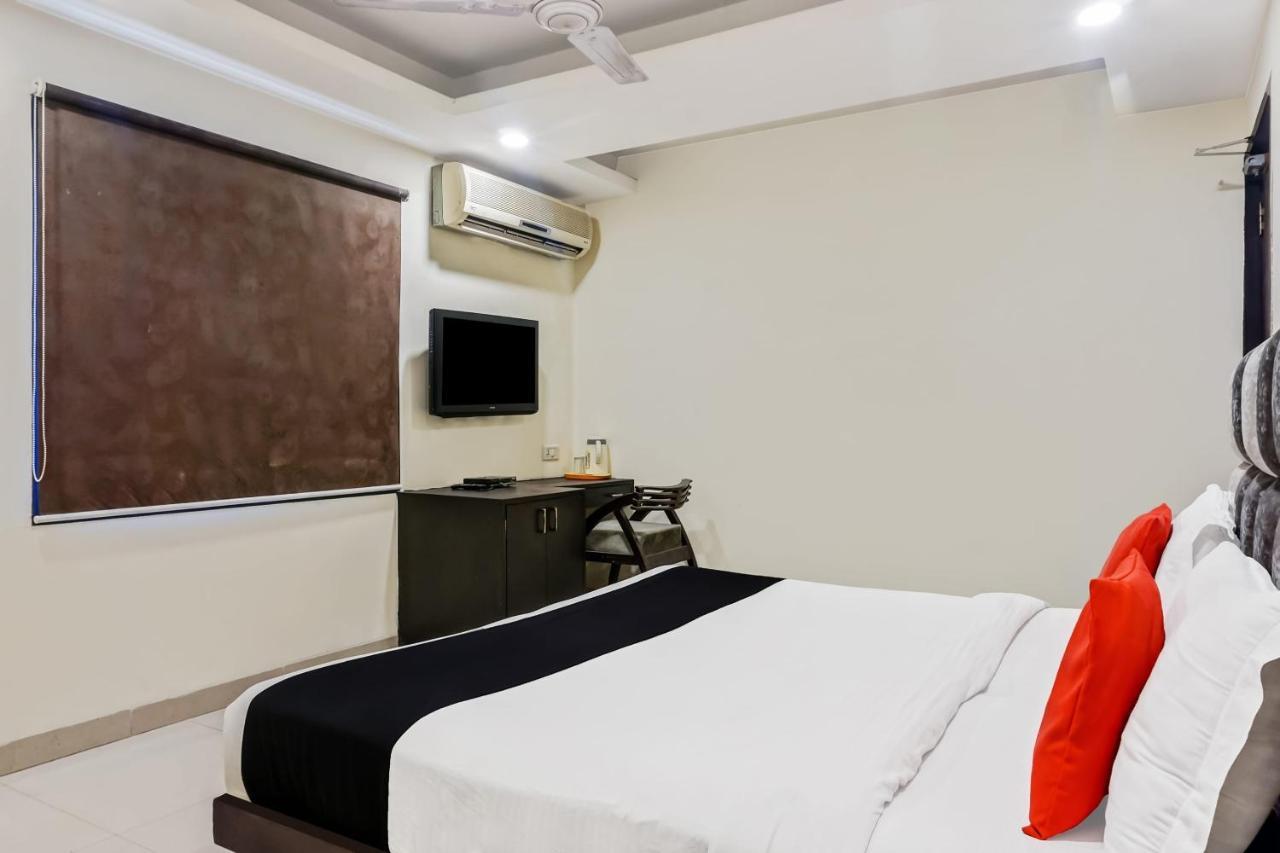 Capital O Hotel Jeyan Inn Near Gurudwara Shri Bangla Sahib Delhi  Exteriör bild