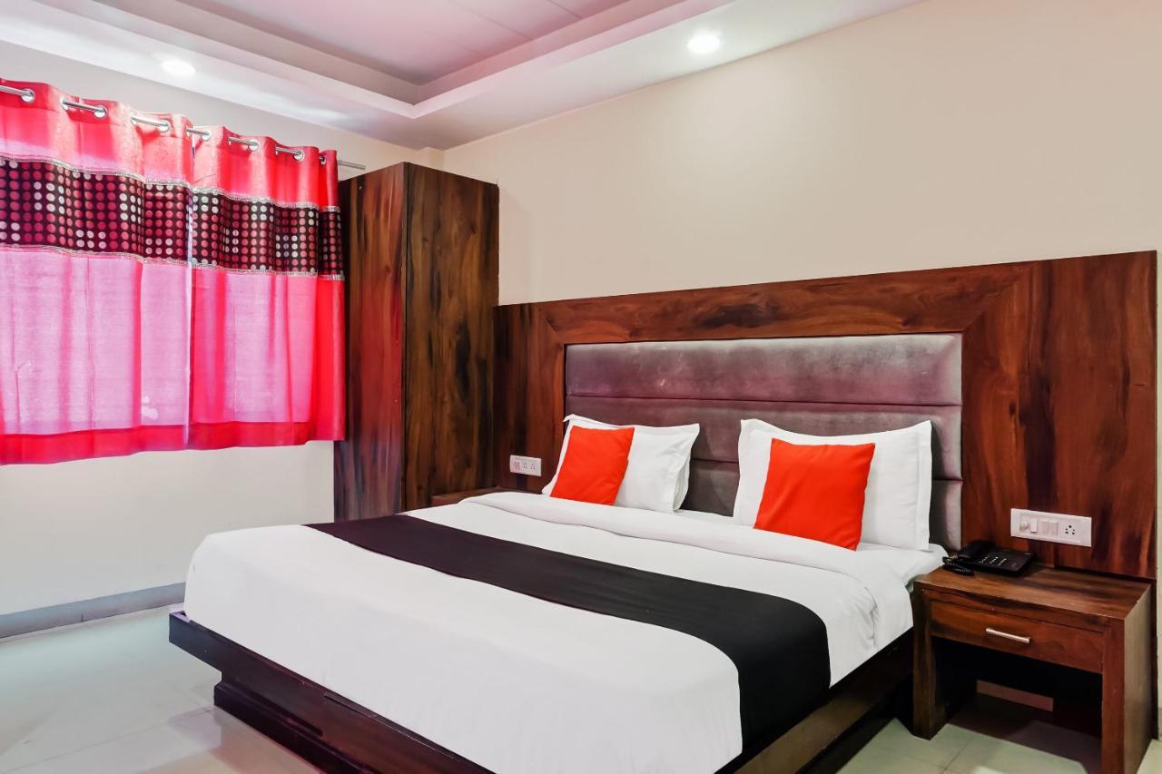 Capital O Hotel Jeyan Inn Near Gurudwara Shri Bangla Sahib Delhi  Exteriör bild