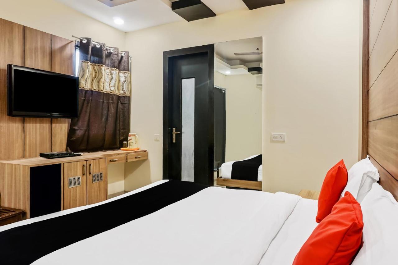 Capital O Hotel Jeyan Inn Near Gurudwara Shri Bangla Sahib Delhi  Exteriör bild
