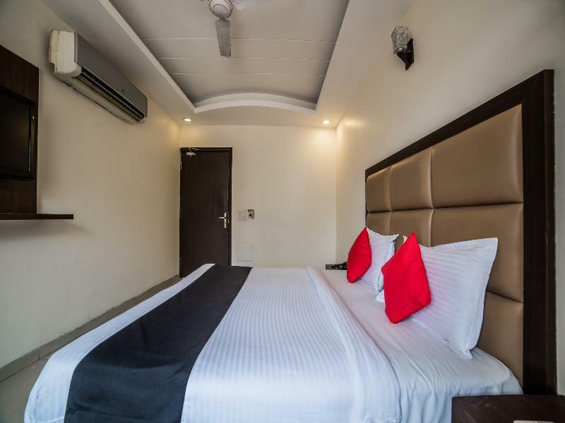 Capital O Hotel Jeyan Inn Near Gurudwara Shri Bangla Sahib Delhi  Exteriör bild